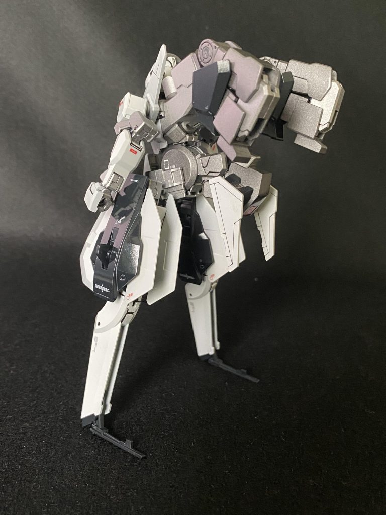 サブアームは平常時には折りたたみ、偽装バーニア状態に。元々ウーンドウォートにあったお尻部分のユニットの代わりに機体バランサーとしてのウイング搭載のジャマーを装備。相手機体のセンサー類をジャミングする感じに。コレによって、ウーンドウォートに元々あった変形機構は使えなくされています。…が、他機体が揃った際の別の機構への利用がなされているので、ギミックや可動部分は元のMS形態とほとんど変わらないものとなりました。 今回の作品は、3体居て初めて成立する物で作りましたので、良ければ直近の他の投稿作も見ていただけると嬉しいです。