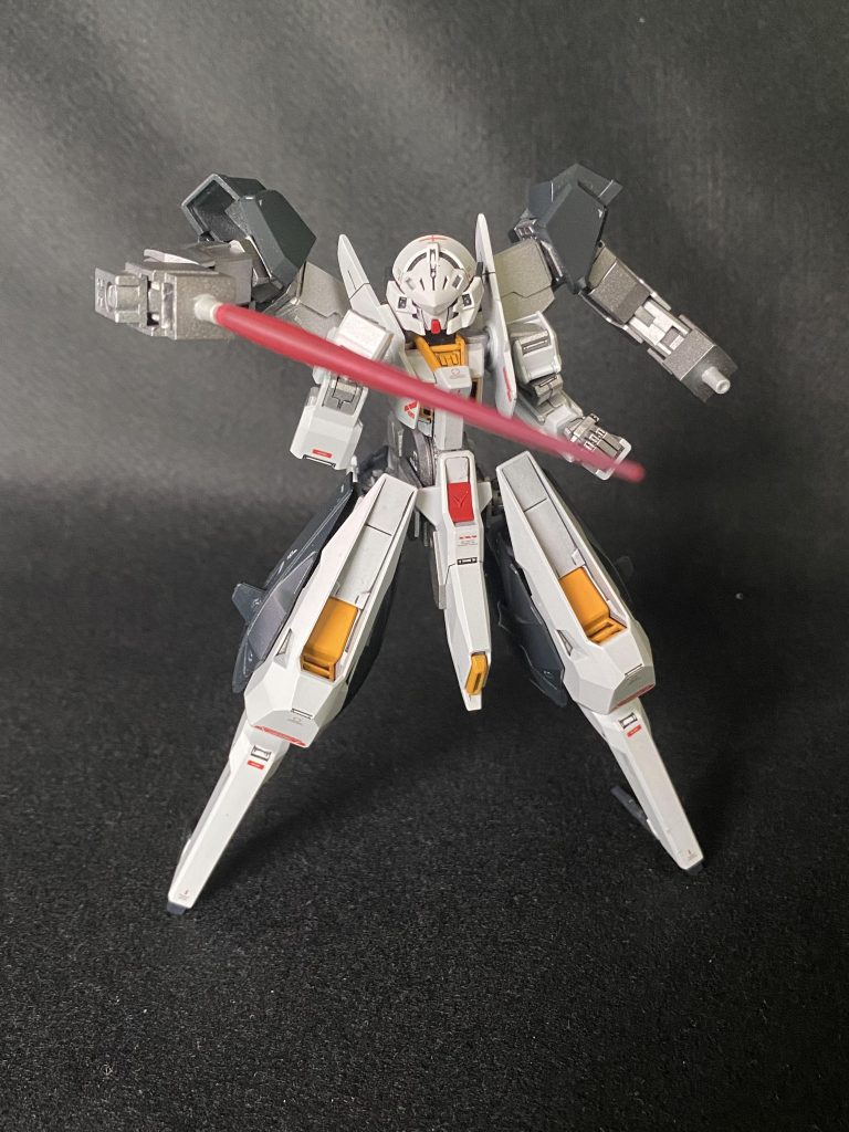 片側、もしくは両側にビームサーベル刃の装備が可能です。