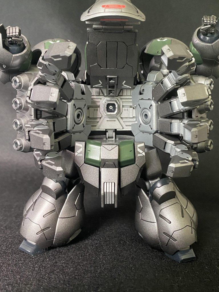 胸部展開状態の、近接用隠し大型クローとメガ粒子砲…パッとの見た目はチーム内でも丸っこくさっぱりしてるように見えて武装は1番しっかりしてるかも知れません(笑武装面を含めたら、チームの中での1番のゲテモノはこの子でしょうね。今回の作品は3体居て初めて成立する物として作りましたので、直近に投稿している作品も見ていただけると嬉しいです。