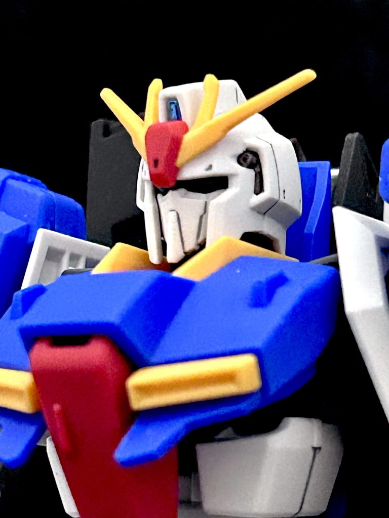 目は暗くなりますね。不透明のグリーンで塗った方がよかったかも。あと、Zの宿命か、頬と襟が干渉して首が回らないです。