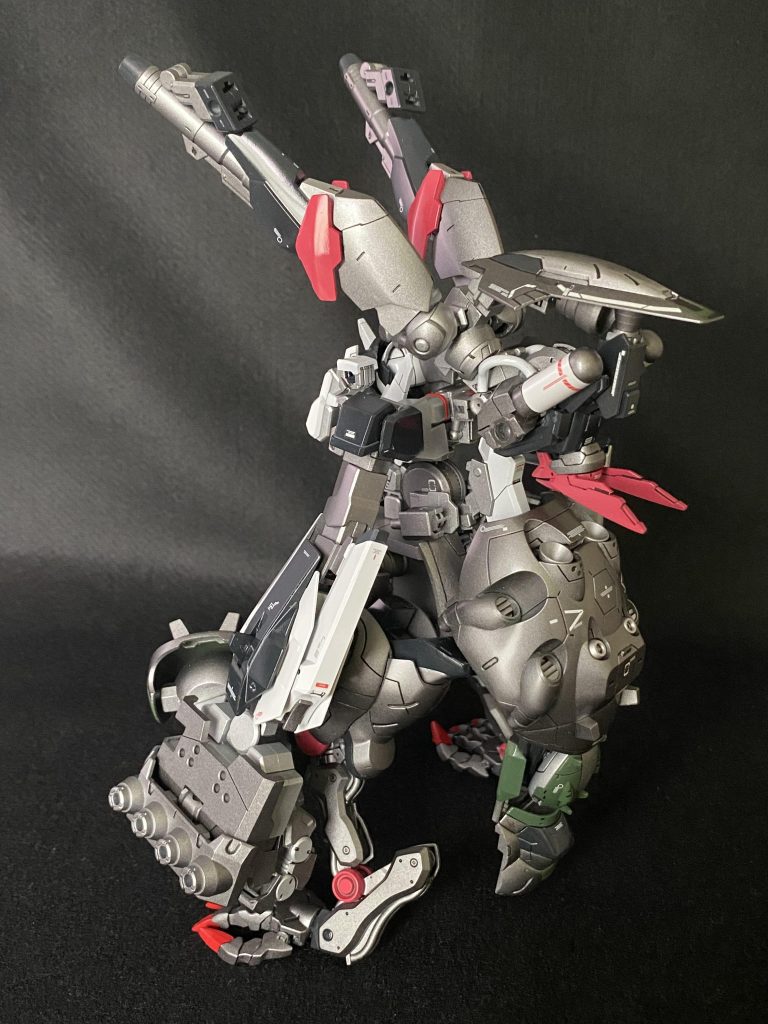 基本的な装備は上部ビームキャノン、擬似サイコアームなど。改造を始めた初期、フェンリス・ヴォルフをモチーフに作っていたため、若干の面影はあるかも…?