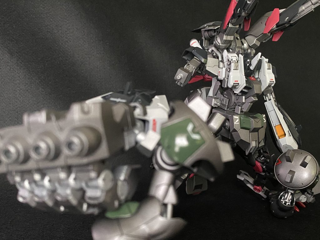 サイコアームであるということで、ロケットパンチよろしく、腕のみでの飛行や攻撃も出来そうですね…できるということにしましょう。本投稿で、チーム機体と合体状態全て投稿完了となりました。見て頂いた方々ありがとうございます。撮影技術も未熟で、制作面でも合体機構に考えや時間をほとんど使った子です。今回の全機体は、分離状態では元のスタイルやそれぞれの色が見えやすく、合体状態では各機の色は少し見えにくくなるように…と一応考えております。(特に『ラスト』は白いので、変形時に外装を利用してボディの白を少しでも隠れるようにしました。)久しぶりのガンスタ投稿となりましたが、また次の作品も考えていますし、制作途中はツイッター(エックス)に出すことがありますので、良かったらそちらもよろしくお願いします。4作品分、長々となりましたが、改めて見て頂きありがとうございました。2024/12/11夜追記:書き忘れていました!この見た目です、もちろん敵役です。主人公気ではありません(笑)