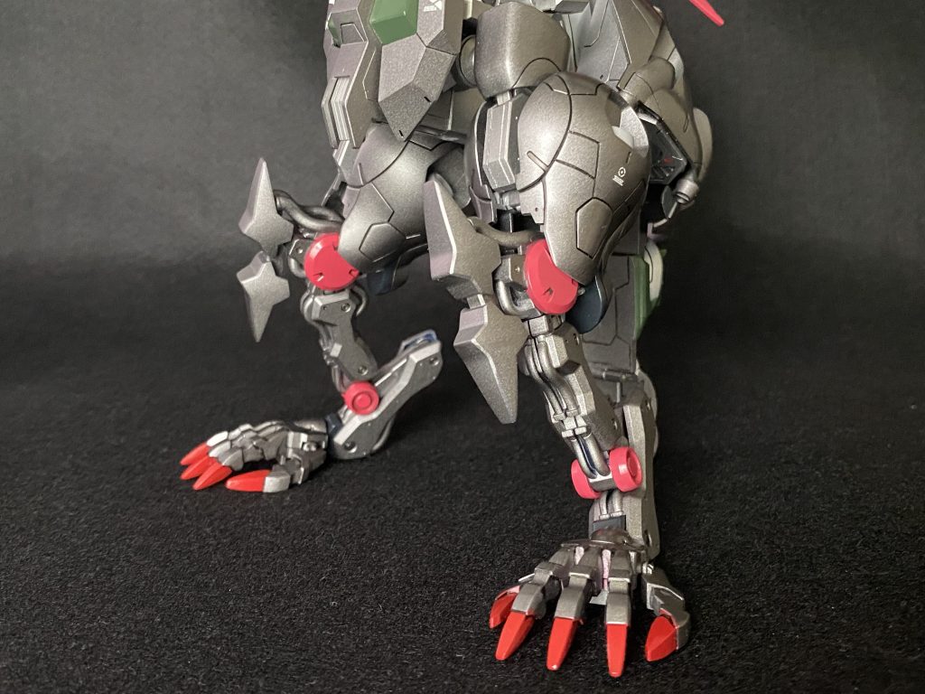 脚はモロな獣脚。細いように見えて、特殊な武装である腕を使っているので、MSやMA的に考えても強度や駆動に問題はないのではなかろうか?って感じです。