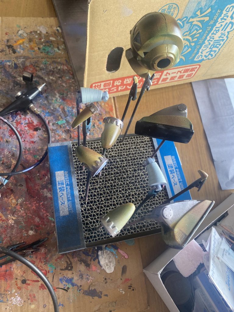 本体部分はグレー、キラキラ部分は黒サフで下地作ってから塗装しました。