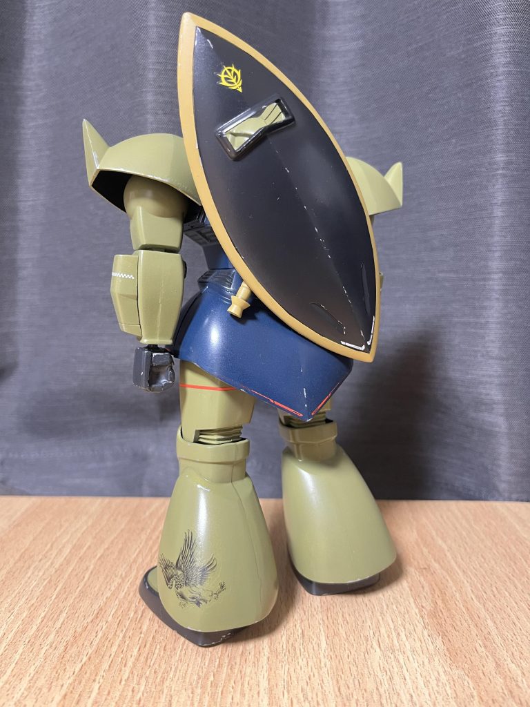 ハンドパーツはRE1/100ザクII改のものをレジンで複製。鷹の模様は100均のシールです。足は針金で接続したのでポージングができません。