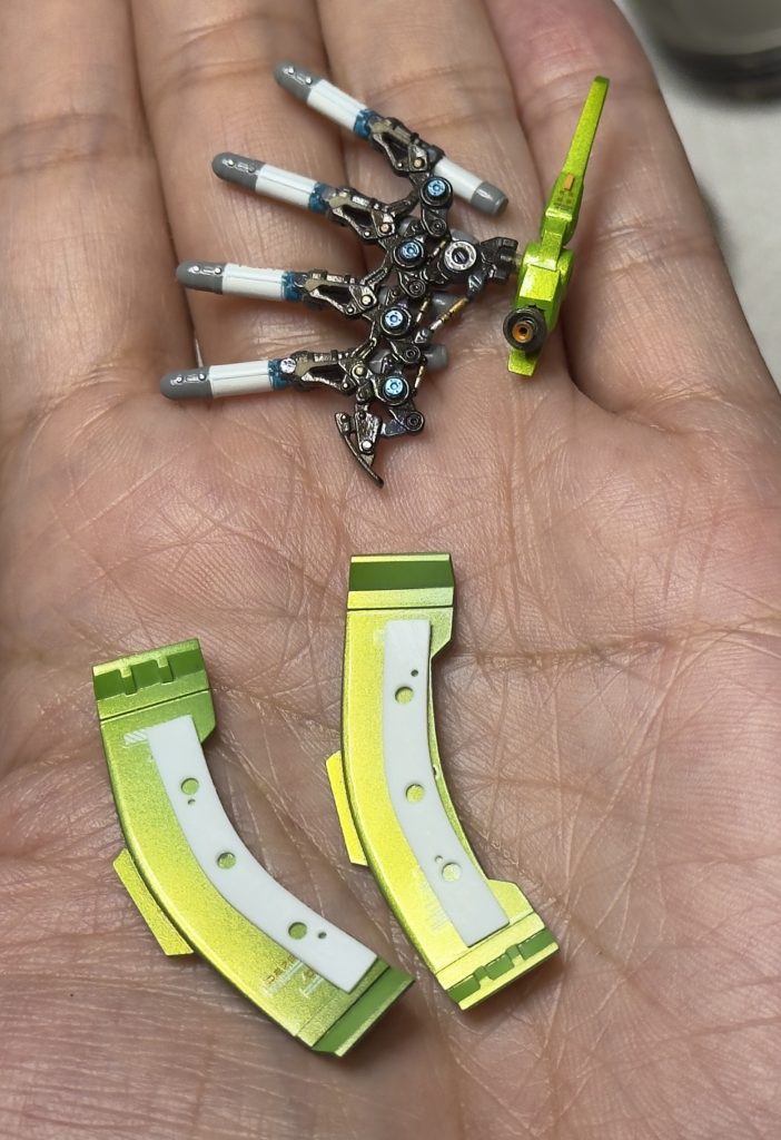 HGの箱絵をみるとミサイルの部分にシールドがある事に気づいてスクラッチで追加製作しました。取り付け部分も別途合わせてつけています。