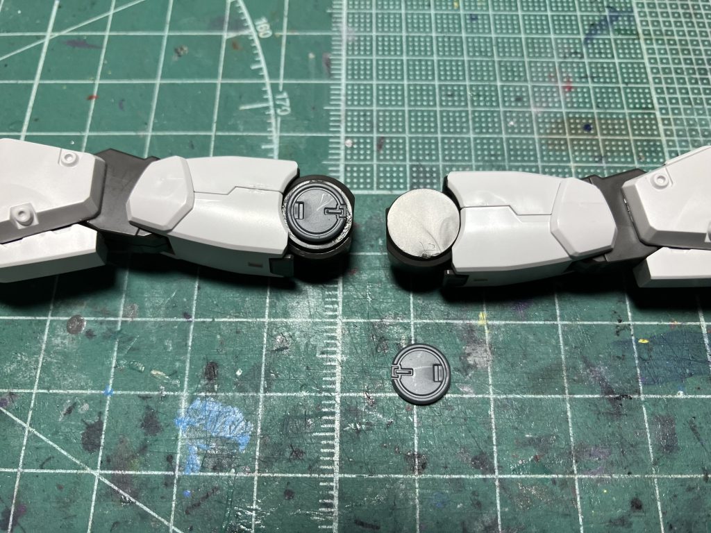 　股関節とライフルの一部はそのままだとのっぺりしていたのでカスタマイズマテリアルのデコレーションパーツを貼ってディテールアップしました。