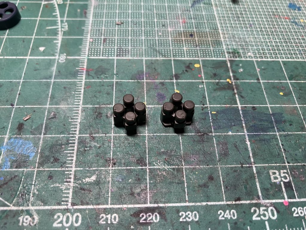 　ガトリング・スマッシャーの砲身に合わせ目が出るため弾頭部は干渉する箇所を削り落として後ハメ化しました。