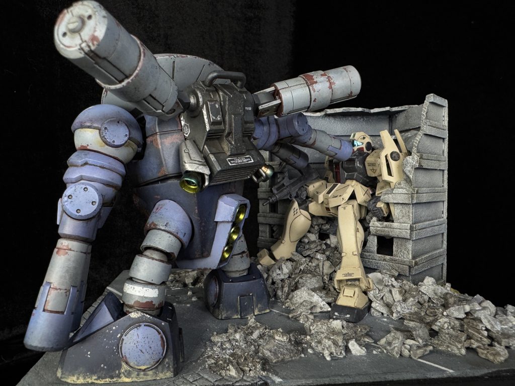 整備もろくにできない環境で保管されていた為、塗装剥がれなどはひどく、脚も廃棄されたズゴックの部品が流用されています。