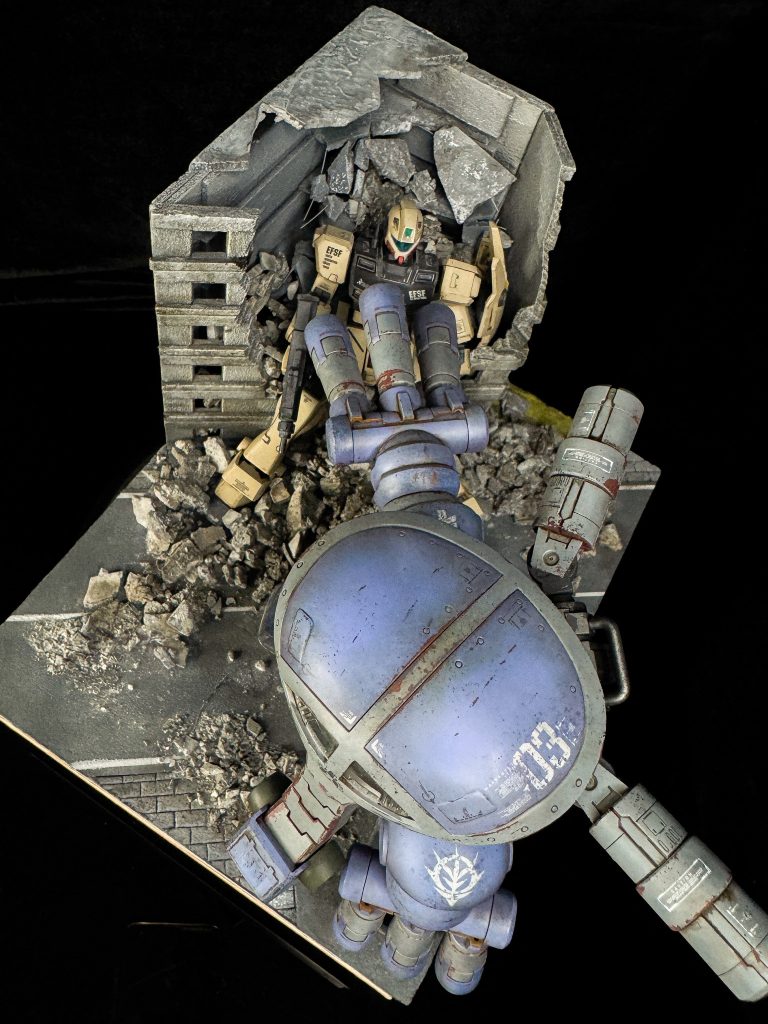 今回はジオラマの外にも世界は続いていますよ。と言う事を表現したく、目線やポーズで外へ向けての矢印を感じるようにしました。