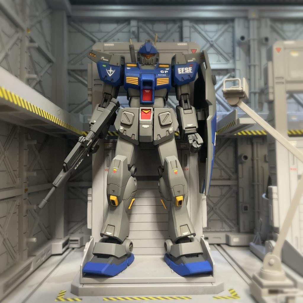 メインカラーブルー:MSブルーZ系 クレオスグレー:ニュートラルグレー クレオス関節部等:メカサフ スーパーヘヴィ ガイアノーツグレーが想定よりも濃いめになりましたが、まあ悪くない感じになりました。元々想定して無いカラーリングなので塗り分け作業が結構大変でした😭
