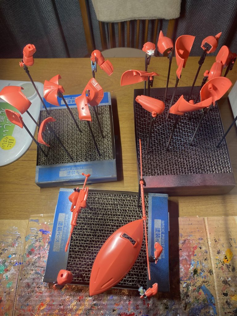 一旦仮組みしてからバラして塗装しました。肩部分もノコギリで切ったけどグラグラしたので結局くっつけました。