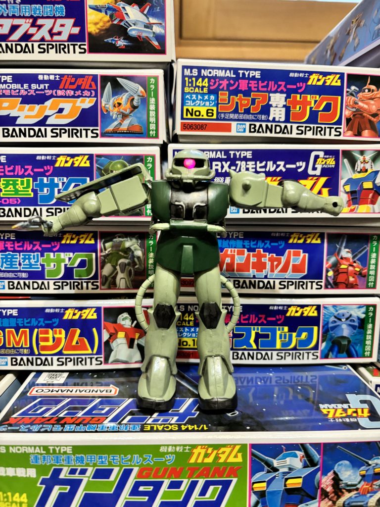 ザクは流し込み接着剤で作ったのが大失敗で肩が回らなくなってしまいました😱