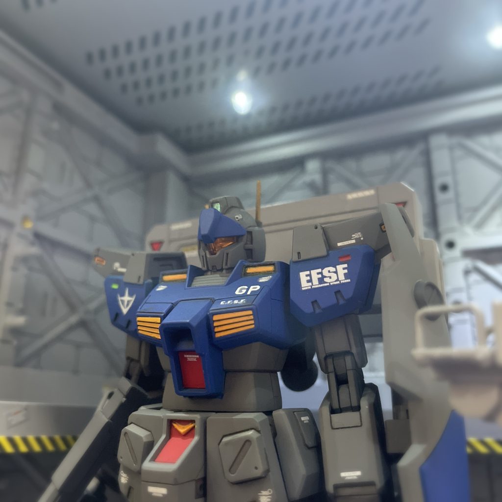 バストアップアンテナを真鍮線に置き換えメインカメラはグリーンのラピーテープ胴が少し短く感じたので腰部に1mmプラ板貼りをして伸ばしました。