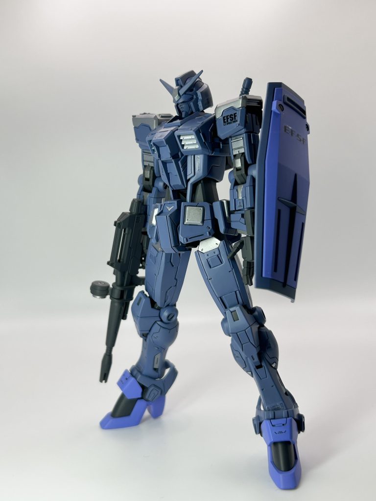 「ノーマルモード」武装は、通常のビームライフルにシールド。