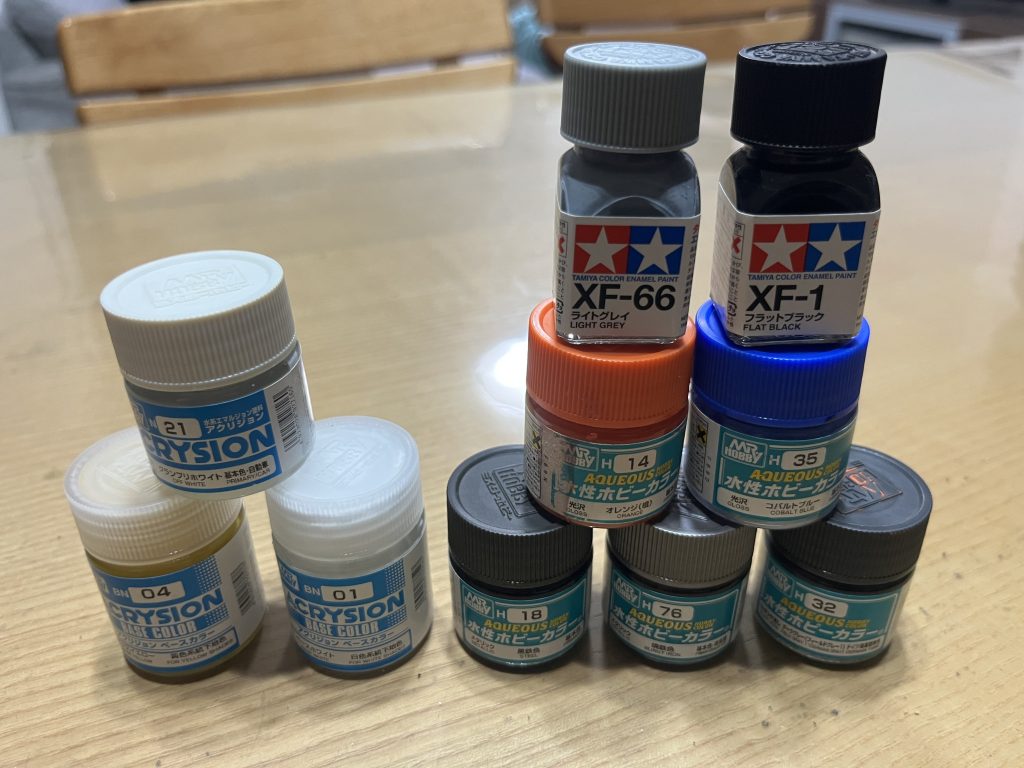 今回使用した塗料ですこの他に、蛍光グリーンも使っています