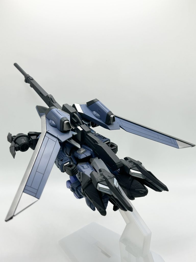 「可変飛行モード」使用パーツは、イモータルのバックパックにジュミナスのアサルトパック。武装は、MGウイングガンダムのバスターライフルを使用し、ロングレンジを上空から狙うイメージ。飛行形態は、膝関節が良く曲がるので、腿を180度回転させ、脛から下を内側にピタリと折り曲げました。スラスターを膝関節に