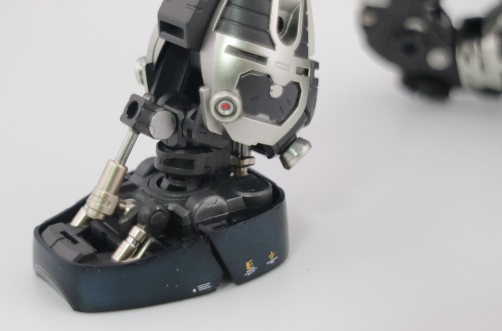 そしてワタクシは、油圧シリンダーは可動ギミックの有無に関わらず、ケースをゴールド、シャフトをシルバーで塗らずにはいられない、”油圧駆動軸金属色塗装衝動抑制不全症候群”を患っているのですこれは現代医学でも完全寛解はほぼ不可能と言われる病で、日常生活ではほぼ症状が出ずガンプラを塗装する時にしか現れない難病。自覚症状がない人も含め世界の患者数は10億人とも20億人とも言われる恐ろしい病なので、WHOもこの病によるパンデミックが、人類滅亡の可能性の中で最も高いと予想しているとかしていないとか…貴方も自覚症状がなくても、一度掛かりつけの病院を受診する事を勧めますしかし心配する事は有りませんシリンダー軸は摩擦抵抗を少なくする為に、一般的には滑らかな表面状態て金属光沢仕上げとなっており、それを模したガンプラの塗装をする際に、症状が出るのは当たり前、そう我々は病などでは無く、人生を生きる為に必要なスキルを身につけているだけいや、更に言うなら『神から与えられたギフト』なのだ、と、、、、何を言っとるんだ俺は。。。この妄想癖の方がやべぇな