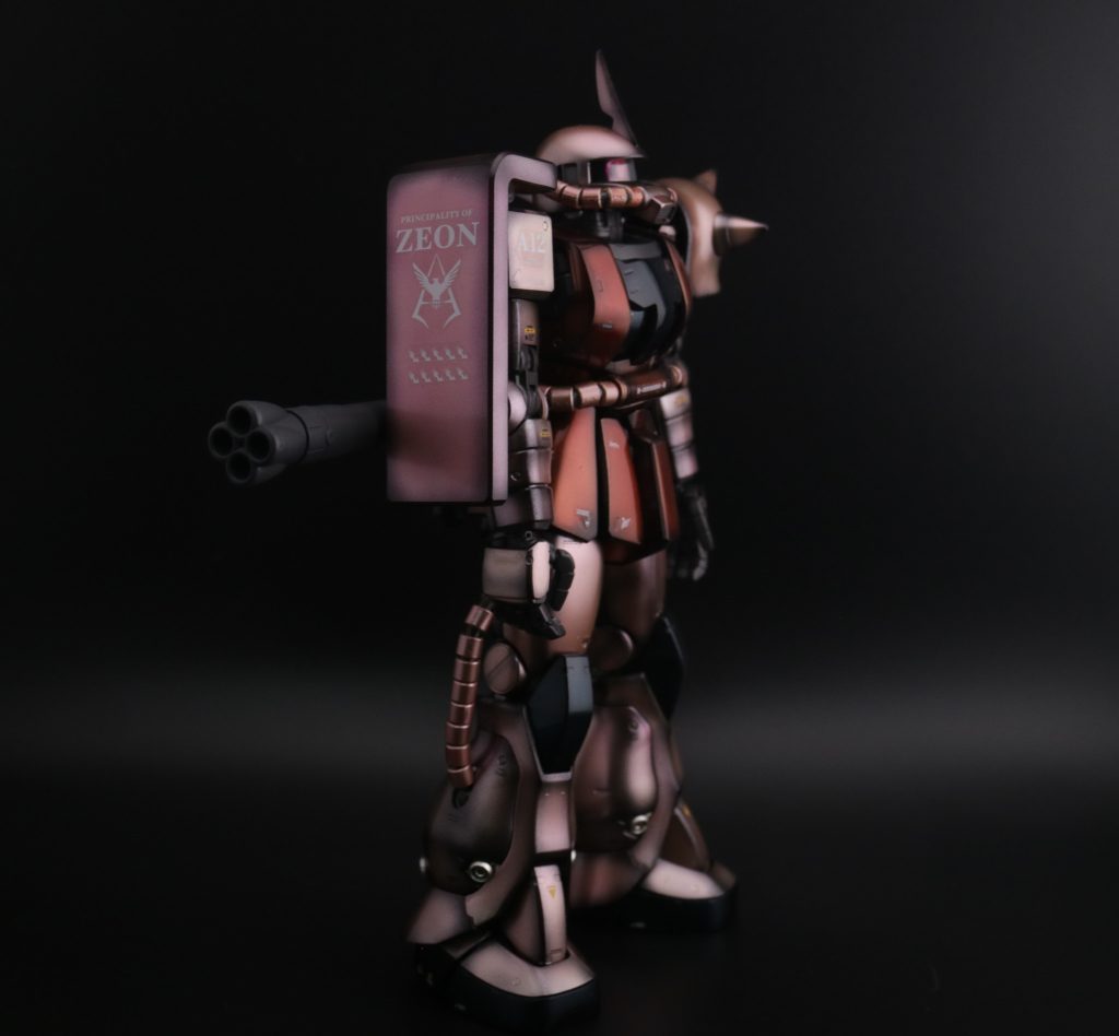 キャンディ塗装の色合いが、アチコチ怪しい状態なので照明は暗めで撮影