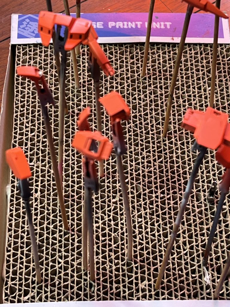 ボディカラーは陸ジムのイメージでオレンジで塗って借組みまでしましだか、頭にキュリオスが浮かんだので朱色に塗り直しました。