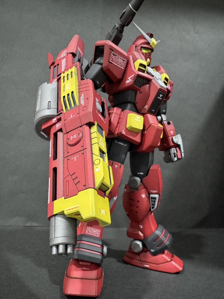 ジョニ子はすぐにポイしてしまうんですが、本機のメイン武装 ド派手なフレームランチャー。先端上部(黄色い部分)とガトリングのカバー底面(赤い部分)の合わせ目を消して、本体側を少し削って後ハメしました。フレームランチャーの内側と肘付近の突起みたいな所がハマるので上手いこと保持してくれます。