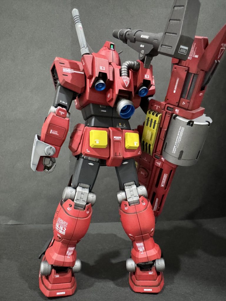 バックから。わりとシンプルだったのでデカールをちょいちょい。肘付近のパーツは原作漫画にはついて無かったので外しました。