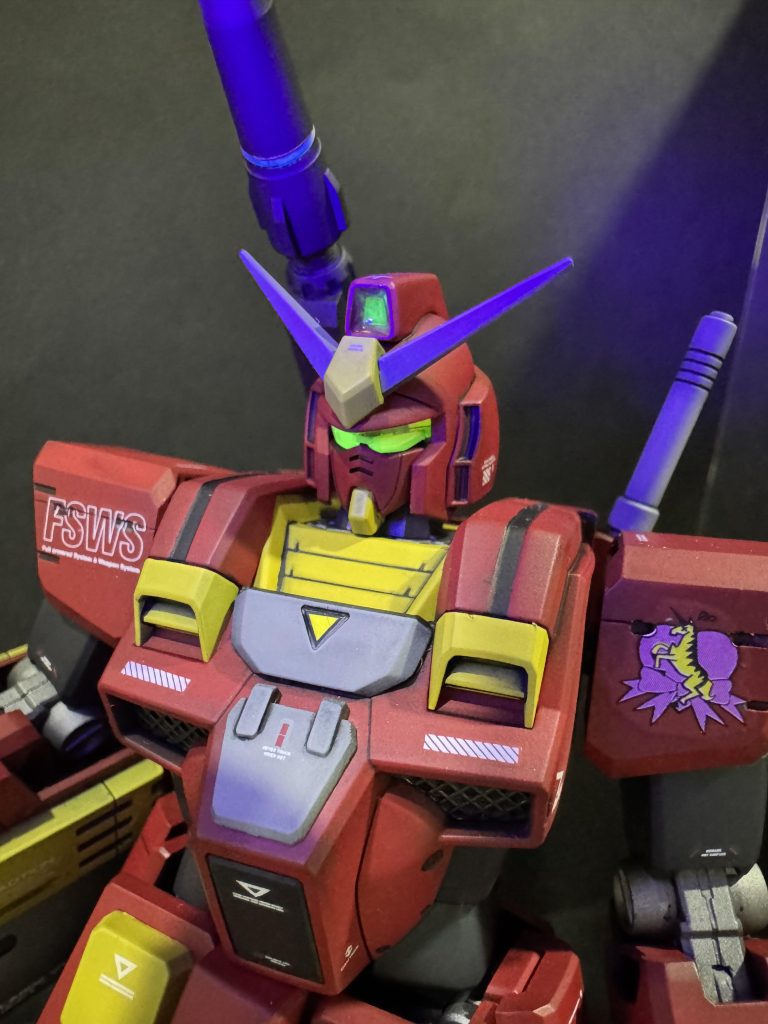 今回、何が苦労したかって…「さあ、ツヤ消し吹いたら組み立てだ〜🤩」とかニヤニヤしつつ、いざ始めようと思ったら…妖怪パーツ隠しに顔面のマスク😷を隠されてしまいました😵💫GP04のブレードアンテナ同様、またしてもFAガンダムの大量の余剰パーツに救われました。。あぶねぇ所でした。顔はヤメてほしい(自分が悪いんですが)😅