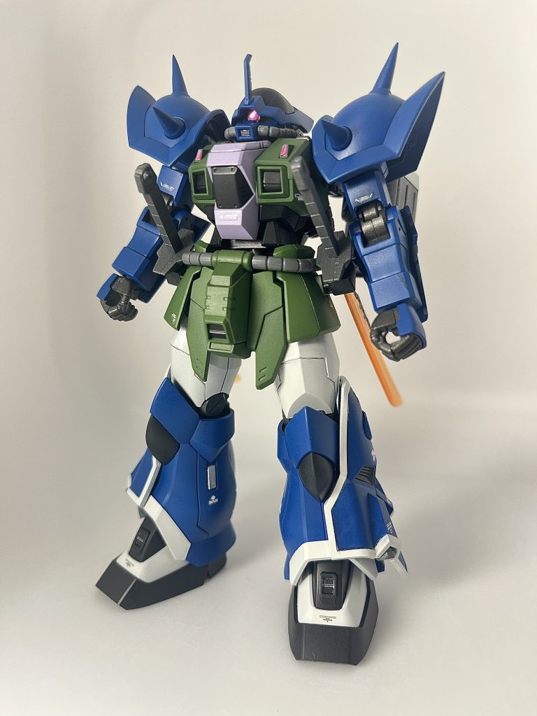 カラーリングはガトー専用ザクのカラーリングを参考に塗装。