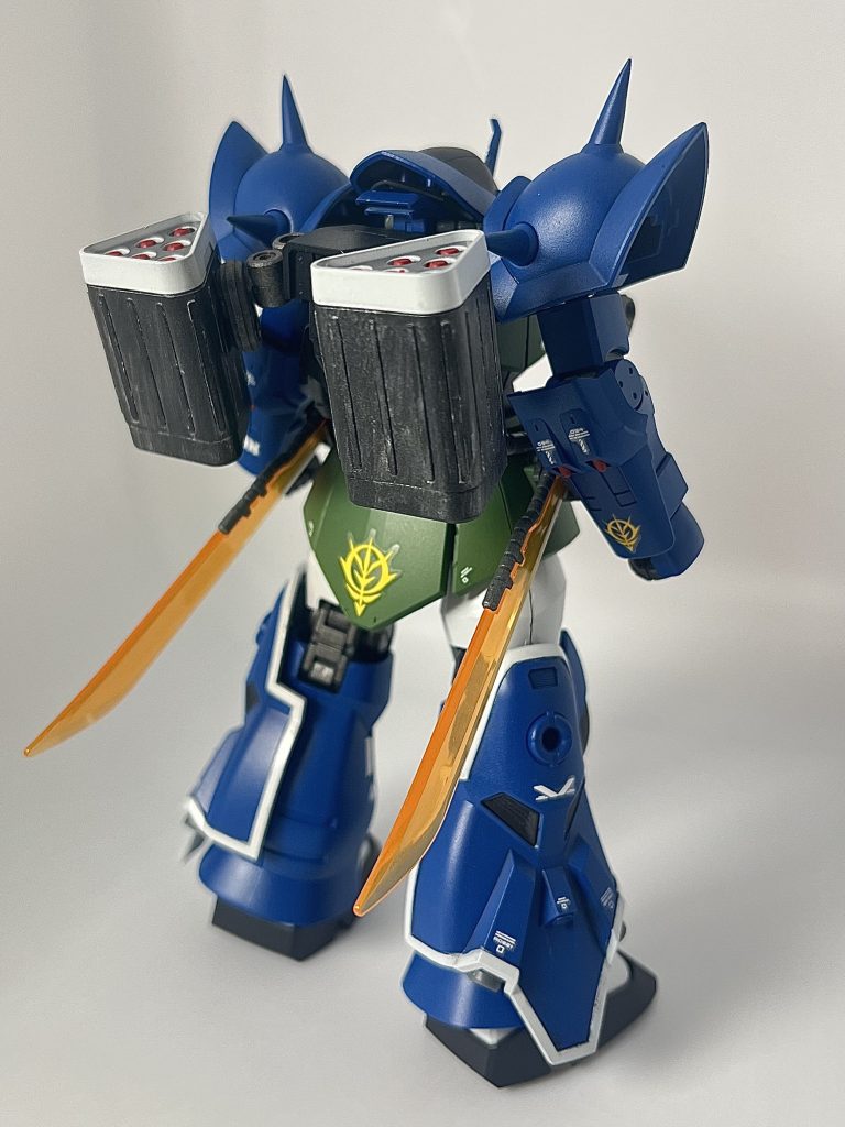 足のミサイル･ポッドは接続パーツを使ってバックパックに取り付けました。