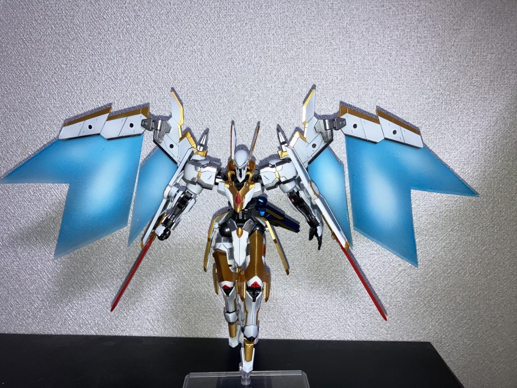 アルビオンといえばのエナジーウィングは透明プラ板にグラデーション塗装をして磁石で固定しています。