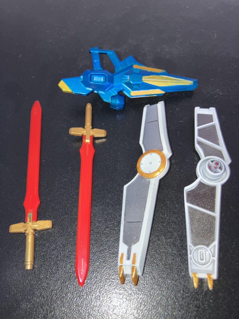 シールドは塗装したプラ板で裏打ちしています。エアリアルの銃を拝借してスーパーヴァリスもどきを作りました。メーザーバイブレーションソードは色だけ簡易的に再現しています。(柄は塗り忘れ