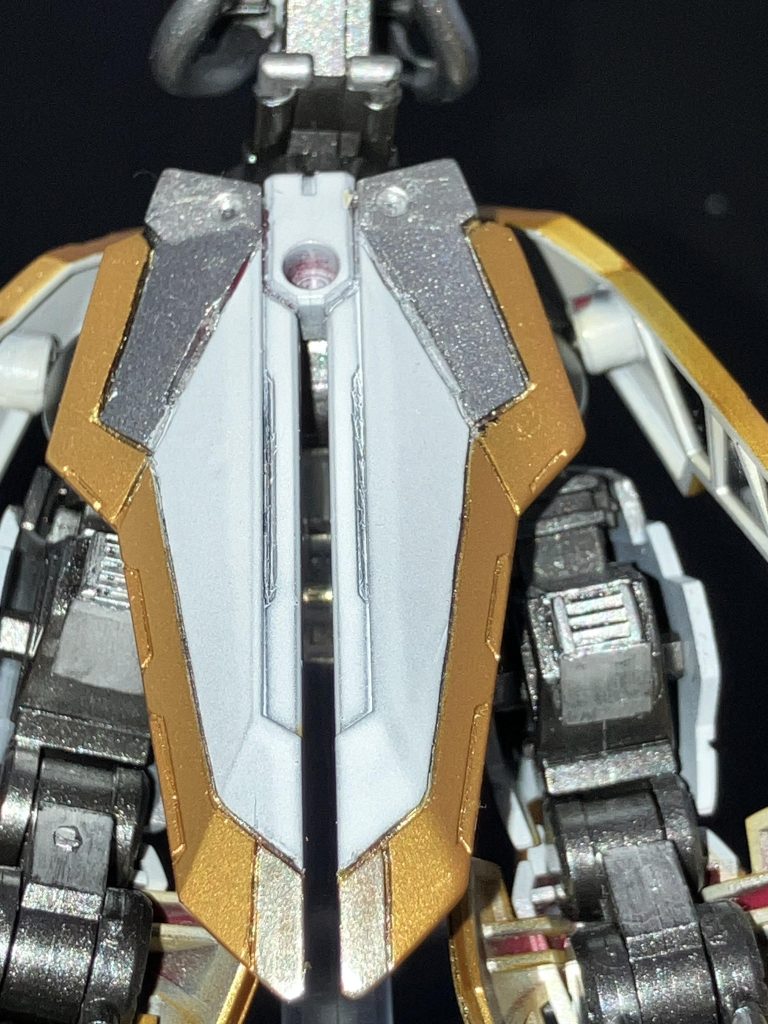 マスキングは苦戦しましたが達成感ありますね外装はシルバー、白、ゴールド(たまにカッパー寄りのゴールド)で塗り分けをしています。あと、結束バンドを切ってダクトを作っています。(位置はテキトー