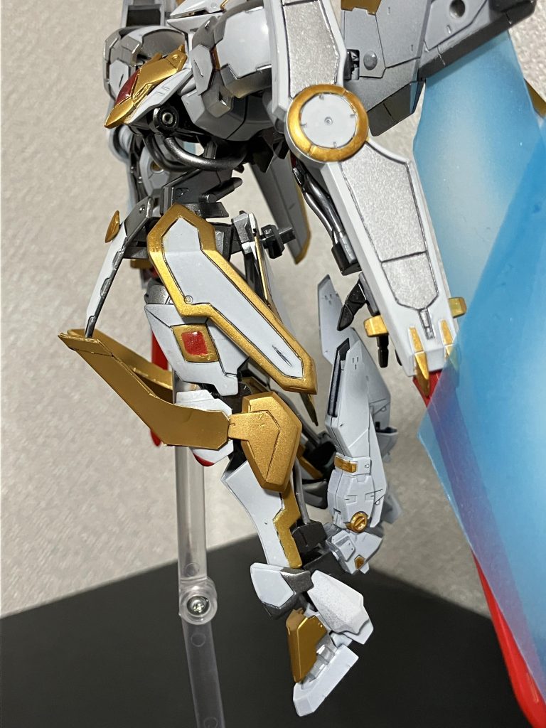 赤い宝石みたいのはレジンでつくり、膝はプラ板でなんとか作りました。ランドスピナーの位置にビルダーズパーツのスタビライザーをつけてそれらしくしています。胸部は一応100均のつぶし玉でファクトスフィアを模したものがあります。スラッシュハーケンをつけられなかったのが残念です。