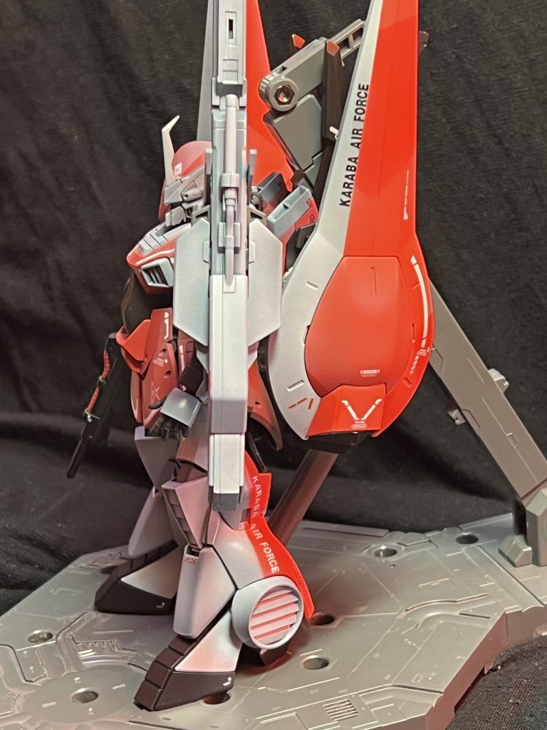 背負い物は大きな方がハッタリがきいて良いと思いリックディアスのバインダーはMGの物を使っています。大きな分マスキングが簡単でした😄