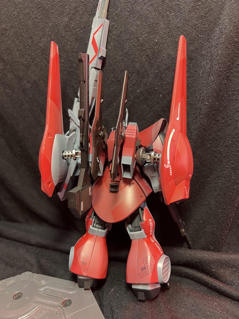 しかしデカいバインダーのせいで後ろ重心になってしまいスタンドなしの自立不可です。