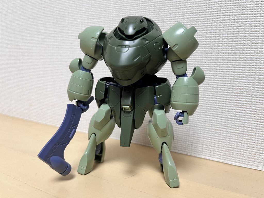 塗装前の仮組み。プラスチック感がありますね。元がマンロディなのでブルワーズの緑色だけど、コレを白とオレンジにするため外装は全てグレーサフ(水性)を塗りました。筆で。