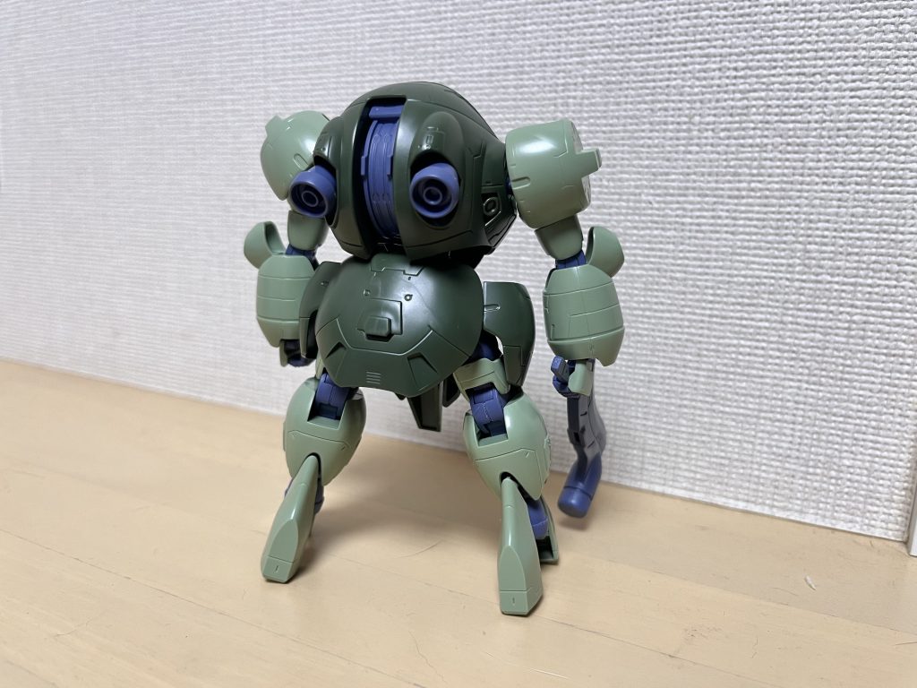 フレームはなぜか薄紫だったのでかなり軽い印象に。鉄の色に塗ってやりました。