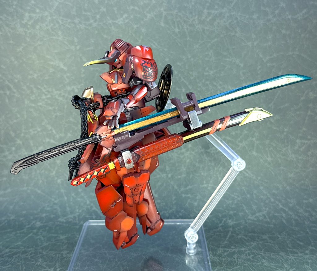 両肩や足の模様は筆で手書きしています。