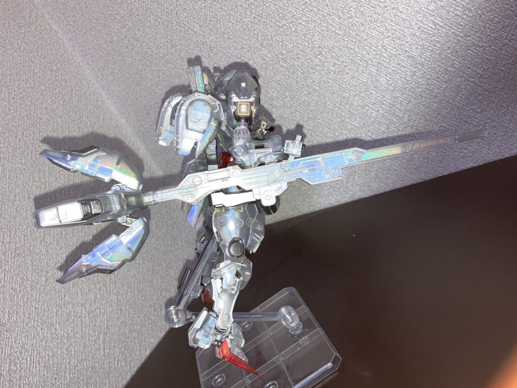 角度次第で裏にホロを吹いたパーツも綺麗な虹色になります。