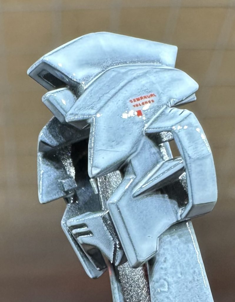 面はホワイト、エッジは下地のメタリックが見えるように塗装しています。