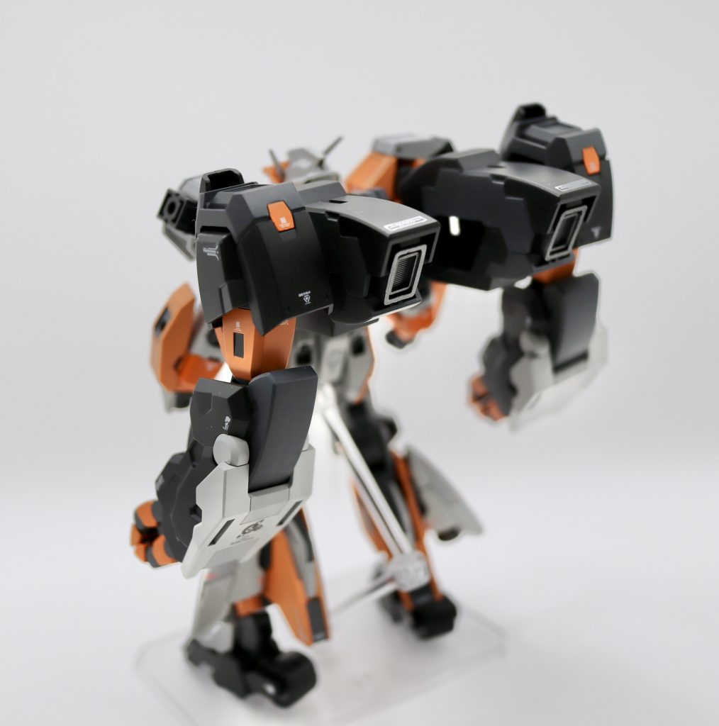 EGストライクをベースに頭部、肩部、腕部、脚部をドッキングさせました！ストライクとサタニクスのシンプルなミキシングに加えて、サタニクス＝マッシブなイメージがあり…バックパックに巨腕をつけちゃいました！（ダンタリオンからから拝借させてもらっています）