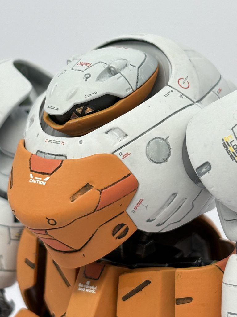 眼の三角三つはダイソーのキラキラしたテープをカットして貼ってます。瞬着で剥がれを防止して。本当は蛍光で塗りたかったけど、この小さいものをマスキングするのは…無理だ…ってか、スジボリ0で十分にカッコいいディテール。名キットすぎる。