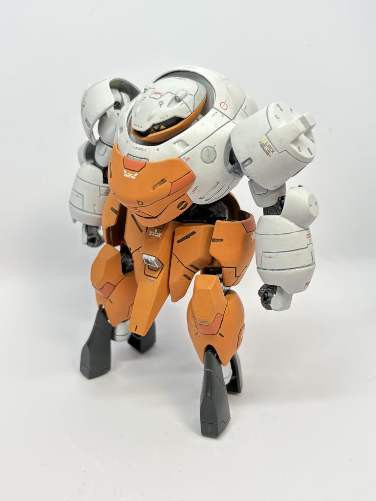 水性ホビーカラーを勘で調色して筆塗りしてます。白はガンダム系で使ったほんの少しグレーを混ぜた白、オレンジは朱色とガンダムイエローをいい感じに混ぜ混ぜ。今回は艶消しトップコートを水でしっかり目に薄めて筆塗りしてます。溶剤だと下地が溶けるので…なんとか上手く行った!