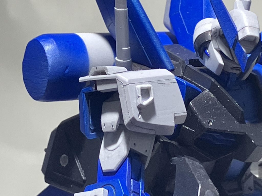 改修点は 頭部:アンテナにプラ板を貼って大型化顎の形状の修正肩:ダクトの追加脚部:膝ダクト追加修正、太腿からアンクルガードまで形状を修正。バーニアの追加。足裏はパテで埋めています。バックパック:プロペラントタンクの追加。ガンダムマーカーの本体を輪切りにして断面を楕円形に変更。武器:M1アストレイのものをベースにバレルを延長し後ろにストックを追加、スコープは市販パーツで製作。