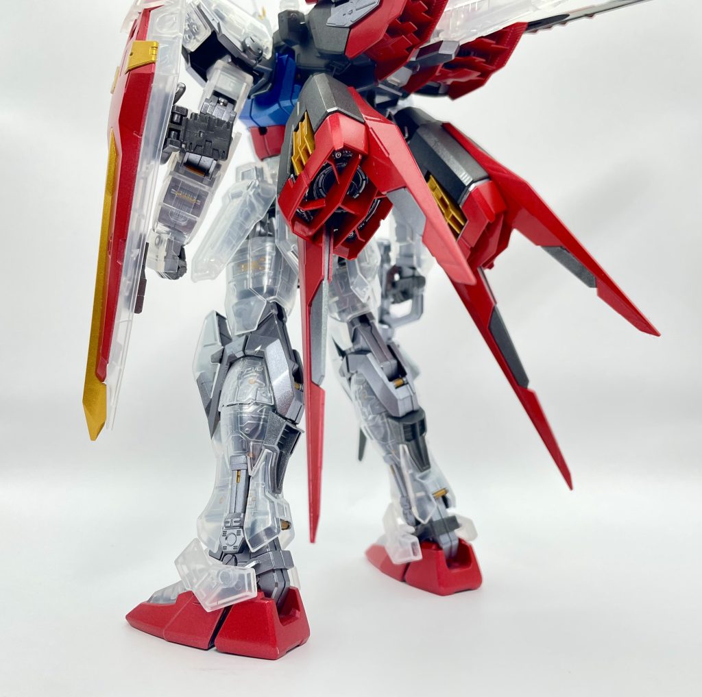 レッド部分はシルバー下地にクリアレッドを重ねキャンディ塗装、ブルー部分はGXメタブルー、イエロー部分はスターブライトゴールド、エールストライカーはガンメタに黒を足し暗めに仕上げクリアキットって好き嫌い分かれますがプラスチック感を減らしてあげるだけでカッコよくなると思いますよ〜…まぁ手はかかりますが…