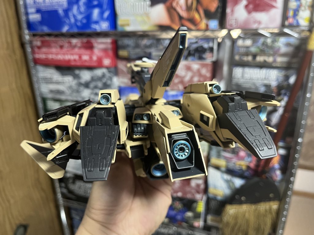 後から。脚部の追加スラスターはフレキシブルに稼働します。WR形態で飾れるベースが無いので自作する予定です。以上です、2005年の発売当時に素組で放置していた物をベースにしているので改修と補修が同時に必要で改修→仮組み→破損の繰り返しで疲れました。とりあえず完成品を眺めながら一杯やります!最後までご覧頂きありがとうございました。