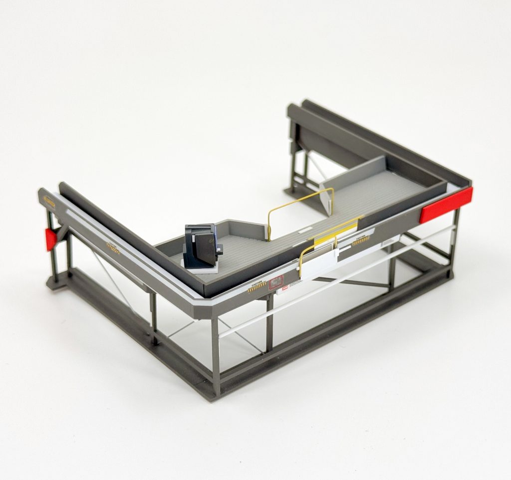 追加したデッキですね。手すりや可動しそうな床、コントロールボックスぽい物など設置し、最終的にもっと簡素に製作予定からこんな感じへ。