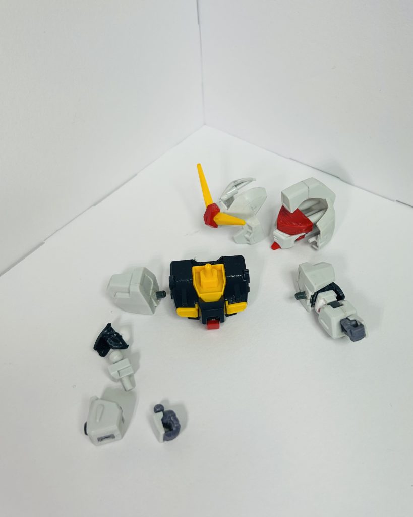 頭部はいい出来なのでアウトラインはいじらずに、前後での分割線を変更したに留めました。頭部パーツと一体整形されているフェイスパーツですが、なぜか意味もなく分割してます。言ってしまえば、後ハメ加工&目線変更をやろうとしていた名残です。胴体も良い感じなので、頭部と同じく。ただ、HGCEじゃオミットされているコックピット開閉ギミックを利用してジョイントを埋め込んで、元祖SD的な隠し砲身を作りました。腕は肩はHGUCのパーツを使います。二の腕以下はSDのものを付けることが出来るようにポリキャップを変更。更に前腕部にHGUCの手を使えるようにしたかったので、HGUCのフレームを削ってを仕込みました。あとは左腕にネオジム磁石を仕込んでシールドを磁石でつけることが出来るようにしました。右のはダミーです。