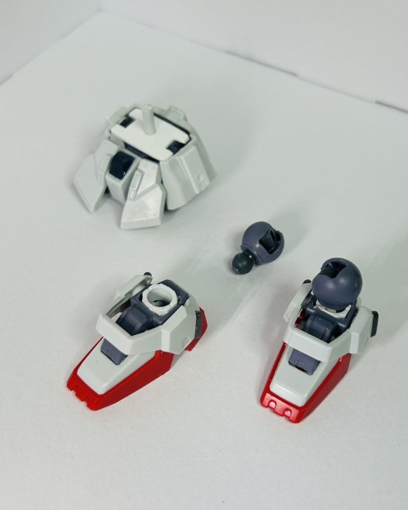 下半身は、当初足首だけをHGUCから流用しようとしてましたが、もうちょい等身上げたいなと思ってHGUCの腰も使いました。足だけ変えたら、元キットの腰は案外華奢に見えたってのもあります。上半身との接続部がちょい短い為軸を長いものに変えたり、接続部に隙間があったのでプラ板で誤魔化したり、干渉箇所をちょくちょく切ったり削ったりして現物合わせでやりました。バズーカは大きさもあって取り付けることは無いと判断してリアアーマーのバズーカラックは潰して、代わりにネオジム磁石でライフルを取り付けが出来るようにしました。あと、フロントアーマー裏になんか仕込めそうと思ってしまい、ジョイントを設置してミサイルポットに見立てました。足首は前述通りHGUC、球のポリキャップで接続したかったので内側を削って30MMのアルトの足首の接続部だけを切り取って取り付けました。これにより直に付けるよりある程度表情付けが出来るようになったかと。