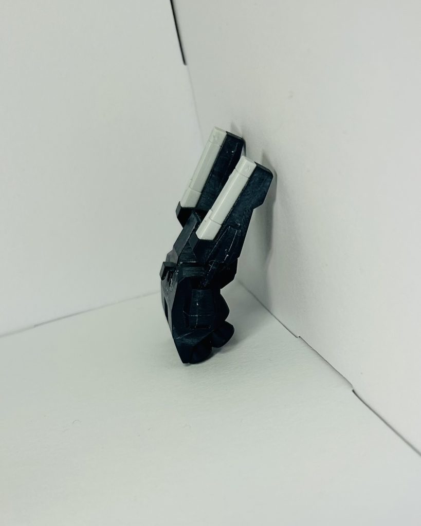 バックパックはHGUCのものに変更。理由としては、本キットのものでも形状は良かったのですが、スラスターノズルとビームサーベルが一体整形されてた為。ビームサーベルを構えさせた時に結構目立ってしまい見栄えが悪く感じたのです。なのでHGUCのもの。付け方としては一部を削って胴体側の見えないところに穴を開けてバックパックを引っ掛けているだけ、当初HGUCの物を使うかSDの物を使うかを迷ってた名残。